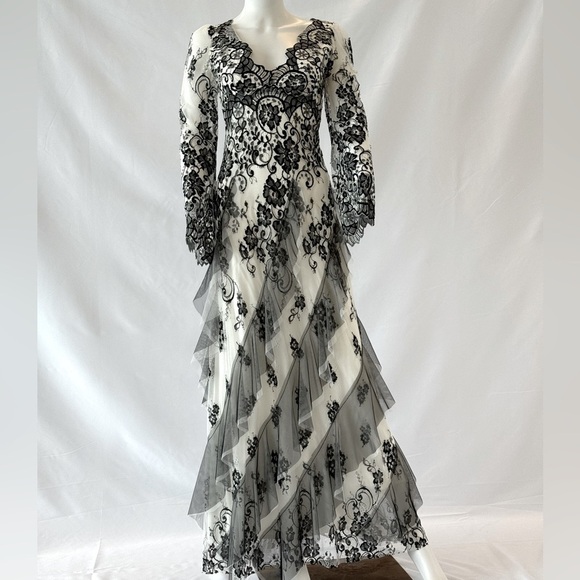 BCBG MaxAzria  Scalloped Lace Maxi Gown Size 0 Black& White NWT - Picture 3 of 13